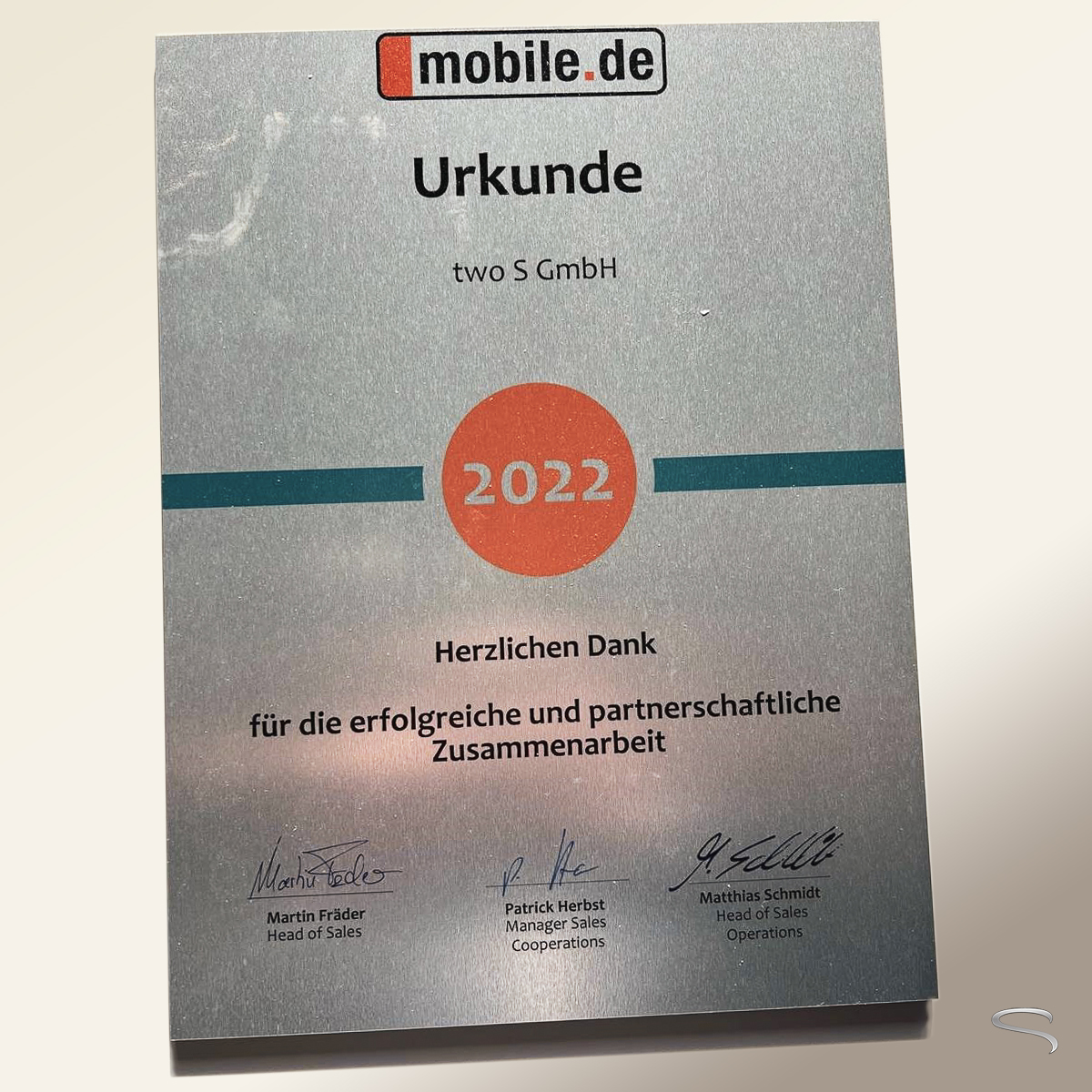 Eine Urkunde für erfolgreiche Zusammenarbeit von mobile.de
